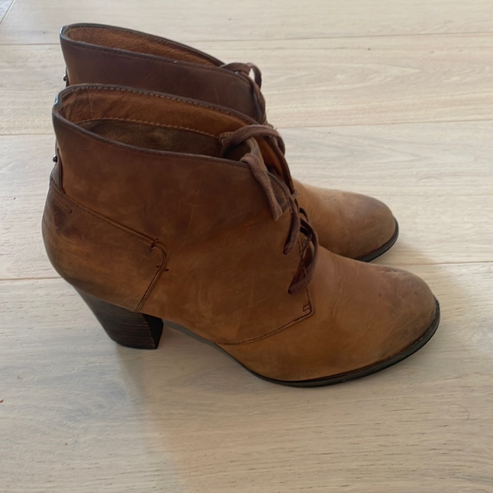 Clark’s suede booties in great condition